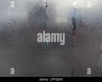 Beschlagenes Glas durch die Verdunstung von Feuchtigkeit auf dem Balkon Stockfoto