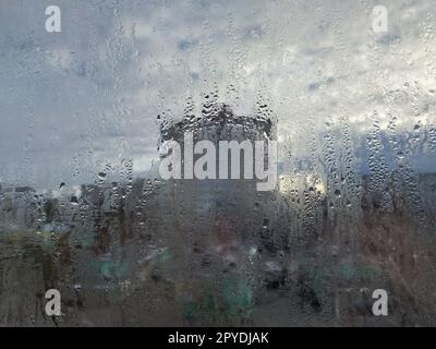 Beschlagenes Glas durch die Verdunstung von Feuchtigkeit auf dem Balkon Stockfoto