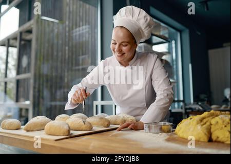 Bäcker, der traditionelle Hefebällchen mit Käse herstellt Stockfoto