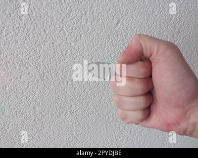 Stechmesser zur Selbstverteidigung in der Hand eines Mannes Stockfoto