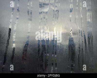 Beschlagenes Glas durch die Verdunstung von Feuchtigkeit auf dem Balkon Stockfoto