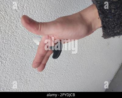 Stechmesser zur Selbstverteidigung in der Hand eines Mannes Stockfoto