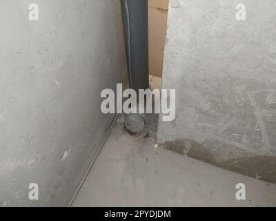 Installation von Rohrleitungen in einer neuen Wohnung Stockfoto