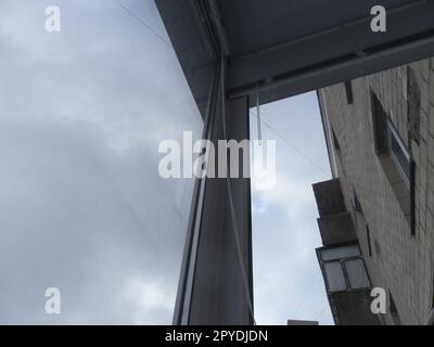 Wärmt und verkleidet mit Balkonplatten in einem Wohnhaus Stockfoto