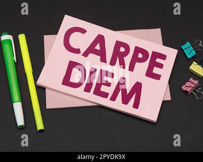Textunterschrift mit Carpe Diem. Unternehmensübersicht, öffentliches Festival, auf dem Menschen Musik und Tanz spielen Stockfoto