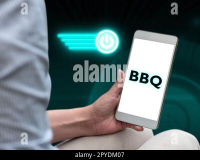 Konzeptionelle Bildunterschrift BBQ. Geschäftsansatz, der normalerweise im Freien erfolgt, indem Fleisch über Holz oder Holzkohle geraucht wird Stockfoto