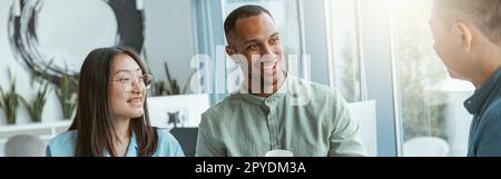 Lächelnde Gruppe multiethnischer Kollegen, die während der Pause Kaffee trinken und sich unterhalten Stockfoto