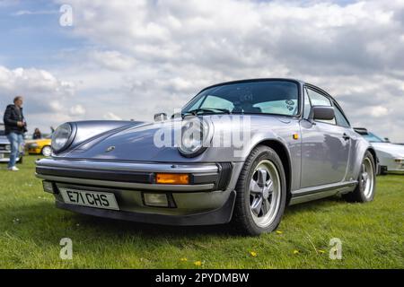 1988 Porsche 911 Carrera Coupé Sport, ausgestellt auf dem April Scramble, der am 23. April 2023 im Bicester Heritage Centre stattfindet. Stockfoto