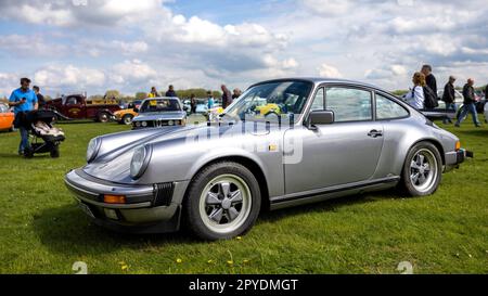 1988 Porsche 911 Carrera Coupé Sport, ausgestellt auf dem April Scramble, der am 23. April 2023 im Bicester Heritage Centre stattfindet. Stockfoto