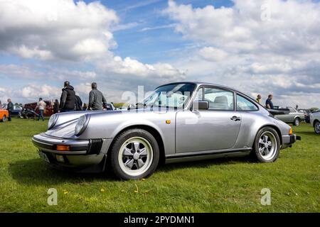 1988 Porsche 911 Carrera Coupé Sport, ausgestellt auf dem April Scramble, der am 23. April 2023 im Bicester Heritage Centre stattfindet. Stockfoto