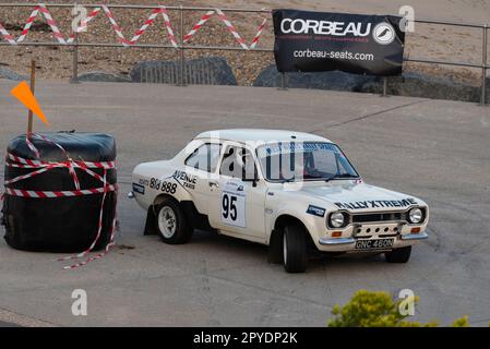 Edward Welham tritt gegen einen klassischen Ford Escort Mk1 aus dem Jahr 1974 an der Corbeau Seats Rallye in Clacton, Essex, Großbritannien. Co-Fahrer Stuart Rodd Stockfoto