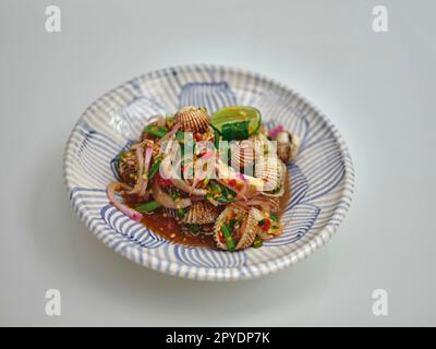 Thailändisches Street Food, würziger Blutcockle-Salat Stockfoto