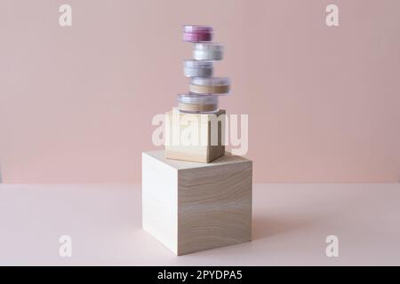 Kosmetikschirme Kompaktes und lockeres Make-up für Mineraloberflächen – Konzept für natürliche, umweltfreundliche Make-up-Produkte. Augenschatten und Erröten Stockfoto