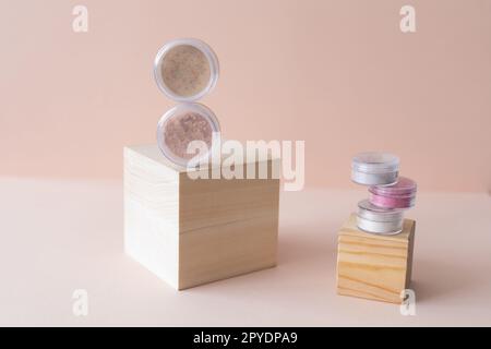 Kosmetikschirme Kompaktes und lockeres Make-up für Mineraloberflächen – Konzept für natürliche, umweltfreundliche Make-up-Produkte Stockfoto