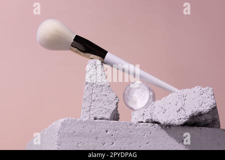 Schirme kompakte und lose Make-up- und Make-up-Pinsel aus Mineralpulver – natürliches, umweltfreundliches Make-up-Produktkonzept Stockfoto