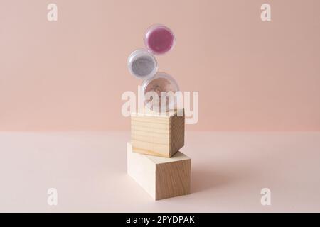 Kosmetikschirme Kompaktes und lockeres Make-up für Mineraloberflächen – Konzept für natürliche, umweltfreundliche Make-up-Produkte. Augenschatten und Erröten Stockfoto