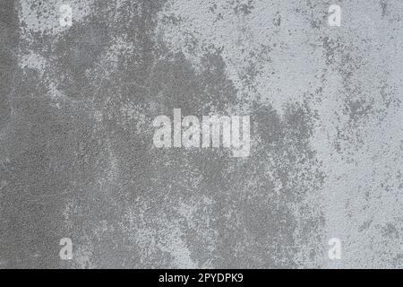 Verputzte Wandtextur. Weiße Oberfläche. Abstrakter Hintergrund. Wandstruktur im Retro-Stil. Risse und Beulen an der Betonwand. Ungleichmäßige Farbgebung mit wasserbasierter Farbe. Altes, zerrissenes Gips Stockfoto