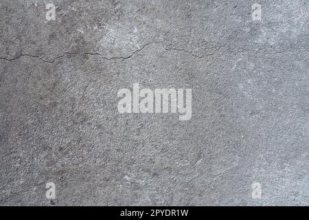 Verputzte Wandtextur. Weiße Oberfläche. Abstrakter Hintergrund. Wandstruktur im Retro-Stil. Risse und Beulen an der Betonwand. Ungleichmäßige Farbgebung mit wasserbasierter Farbe. Altes, zerrissenes Gips Stockfoto