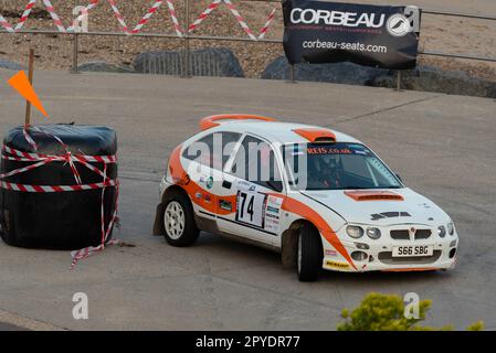 Joe Evett tritt bei einer 2000-jährigen MG ZR-Rallye an der Corbeau Seats Rallye in Clacton, Essex, Großbritannien, an. Mitfahrer Richard Wise Stockfoto