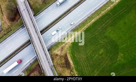 Blick von oben auf die deutsche Autobahn A7 mit wenig Verkehr. Stockfoto