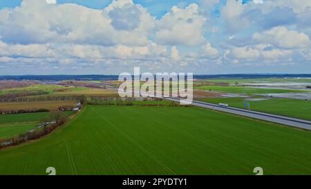Luftaufnahme einer Drohne auf der Autobahn A7 in Norddeutschland zwischen Feldern und Wiesen. Stockfoto