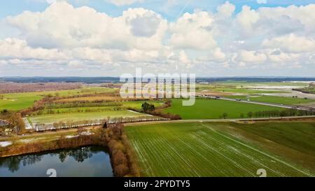 Luftaufnahme einer Drohne auf der Autobahn A7 in Norddeutschland zwischen Feldern und Wiesen. Stockfoto