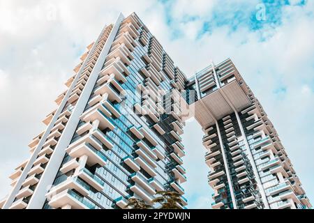 13. Januar 2023, Vereinigte Arabische Emirate, Dubai: Ungewöhnliche Architektur eines Wohnhochkratzers mit horizontalen und vertikalen Ebenen Stockfoto