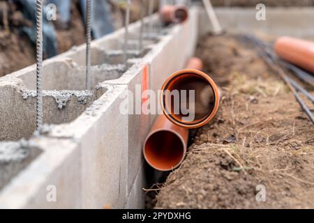 Wasserrohre aus Kunststoff in den Boden Stockfoto