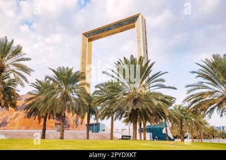 13. Januar 2023, Vereinigte Arabische Emirate, Dubai: Ein beeindruckendes architektonisches Wunderwerk. Der Dubai Frame steht hoch in der Skyline der Stadt und bietet ein einzigartiges und futuristisches Design Stockfoto