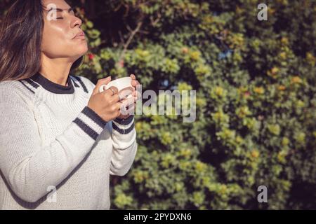 Meine Zeit, Latina-Frau, die sich im Garten entspannt Stockfoto