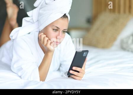 Teenager nach dem Duschen mit dem Handy Stockfoto