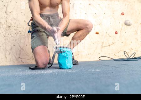 Hände eines Kletterers mit Magnesium in einem Kletterzentrum Stockfoto