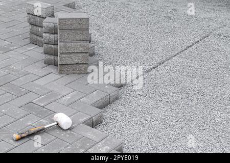 Neuer Bürgersteig aus ineinandergreifenden Bausteinen aus Beton Stockfoto