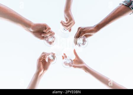 Freunde machen ein Picknick und stoßen mit Wein an Stockfoto