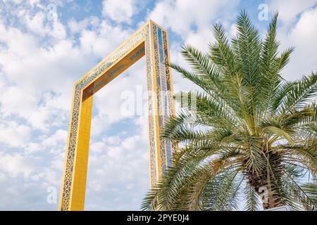 13. Januar 2023, Vereinigte Arabische Emirate, Dubai: Das Dubai Frame ist eine beliebte Touristenattraktion und bietet Besuchern die Möglichkeit, einen Panoramablick auf die Stadt aus a h zu genießen Stockfoto