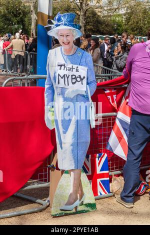 The Mall, London, Großbritannien. 3. Mai 2023 Königliche Fans, von denen einige seit Donnerstag in der Mall zelten, schmücken vor der staatlichen Krönung ihres ältesten Sohnes, seiner Majestät König Karl III., am 6. Mai einen aus ihrer verstorbenen Majestät, Königin Elizabeth, geschnittenen Karton mit einem „That's My Boy“-Schild. Foto: Amanda Rose/Alamy Live News Stockfoto