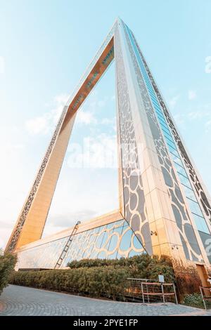 13. Januar 2023, Vereinigte Arabische Emirate, Dubai: Dubai Frame bietet Besuchern ein unvergessliches Erlebnis, während sie durch den Glassteg reisen und die Brise bewundern Stockfoto