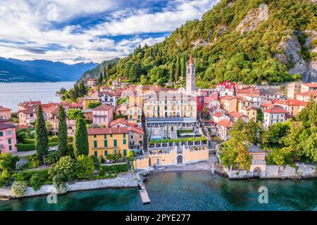 Blick auf den Comer See und die Stadt Varenna aus der Vogelperspektive Stockfoto