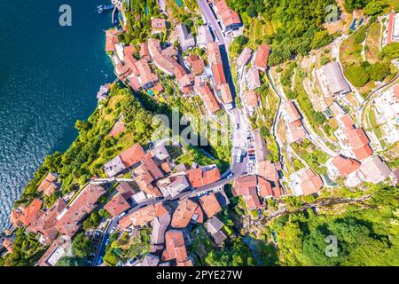 Stadt Nesso auf steilen Klippen und der Flussschlucht am Como-See aus der Vogelperspektive Stockfoto