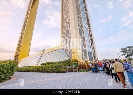 13. Januar 2023, Vereinigte Arabische Emirate, Dubai: Eingang und Ticketschalter mit Warteschlangen am Dubai Frame, im Zabeel Park Stockfoto