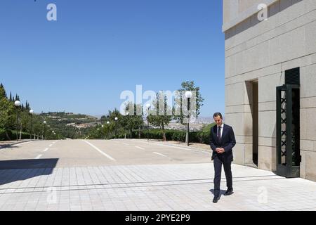 Damaskus, Syrien. 3. Mai 2023. Der syrische Präsident BASHAR AL ASAD wartet mit der Begrüßungszeremonie des iranischen Präsidenten am 03. Mai 2023 in Damaskus (Syrien). Es ist der erste Besuch eines iranischen Staatschefs in Syrien, das vom Krieg zerrüttet wurde, seit Beginn des Aufstands des Landes, der 2011 zum Bürgerkrieg wurde, bei dem Teheran dazu beigetragen hat, das Machtgleichgewicht auf die Regierung zu lenken. (Kreditbild: © iranische Präsidentschaft via ZUMA Press Wire) NUR REDAKTIONELLE VERWENDUNG! Nicht für den kommerziellen GEBRAUCH! Stockfoto