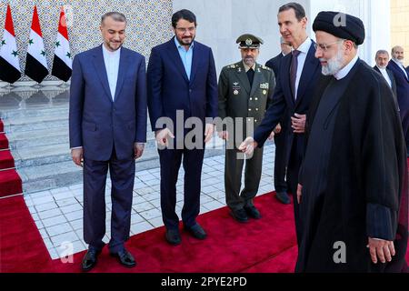 Damaskus, Syrien. 3. Mai 2023. Der iranische Präsident EBRAHIM RAISI (R) und sein syrischer Amtskollege BASHAR AL ASAD anlässlich einer Begrüßungszeremonie am 03. Mai 2023 in Damaskus (Syrien). Es ist der erste Besuch eines iranischen Staatschefs in Syrien, das vom Krieg zerrüttet wurde, seit Beginn des Aufstands des Landes, der 2011 zum Bürgerkrieg wurde, bei dem Teheran dazu beigetragen hat, das Machtgleichgewicht auf die Regierung zu lenken. (Kreditbild: © iranische Präsidentschaft via ZUMA Press Wire) NUR REDAKTIONELLE VERWENDUNG! Nicht für den kommerziellen GEBRAUCH! Stockfoto