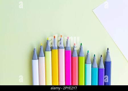 Mehrfarbige Marker zum Skizzieren, Zeichnen von Zeichnungen und Objekten, für die Arbeit im Büro und das Studium in der Schule, mit offenen Kappen und einem weißen Untergrund Stockfoto