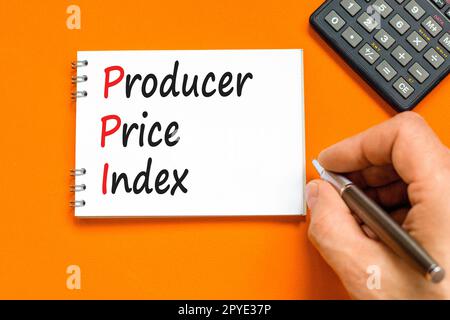 PPI-Symbol für den Preisindex der Erzeuger. Konzeptbegriffe PPI Erzeugerpreisindex auf weißer Note. Schöner orangefarbener Tischhintergrund. Business und PPI Prod Stockfoto