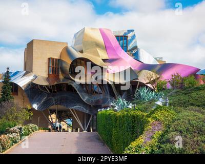 Avantgardistische Fassade des Hotels der Weinkellerei Marques de Riscal in Rioja Alavesa. Stockfoto