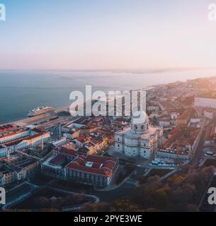 Ein Luftblick auf Lissabon bei Sonnenuntergang. Portugal. Stockfoto