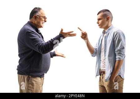 Junger und alter Mann mit einem auf weißem Hintergrund isolierten Konflikt Stockfoto