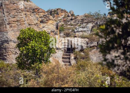 Steintreppen auf Touristenpfaden. Isalo-Nationalpark in der Ihorombe-Region, Madagaskar Stockfoto