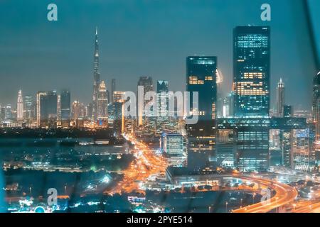 13. Januar 2023, Vereinigte Arabische Emirate, Dubai: Luftaufnahme bei Nacht von Dubai Rahmen zu majestätischen Wolkenkratzern und moderne Architektur des Finanzzentrums und Zabee Stockfoto