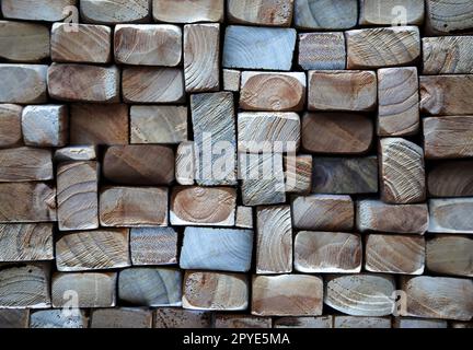 Eine Textur aus Holz. Viele gestapelte Holzleisten von der Vorderseite. Stockfoto